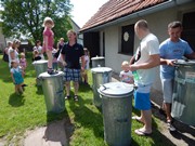 Společné odpoledne rodičů a dětí - natírání popelnic